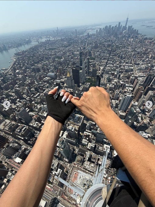 Un rus și-a cerut iubita de soție la 443 de metri înălțime, fără corzi, pe Empire State Building. Amândoi au fost arestați