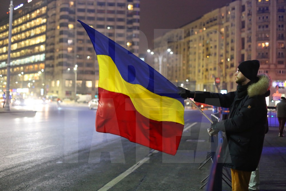 A 15-a zi de proteste în București. Peste 1.000 de persoane s-au adunat în Piața Victoriei și în fața Palatului Cotroceni