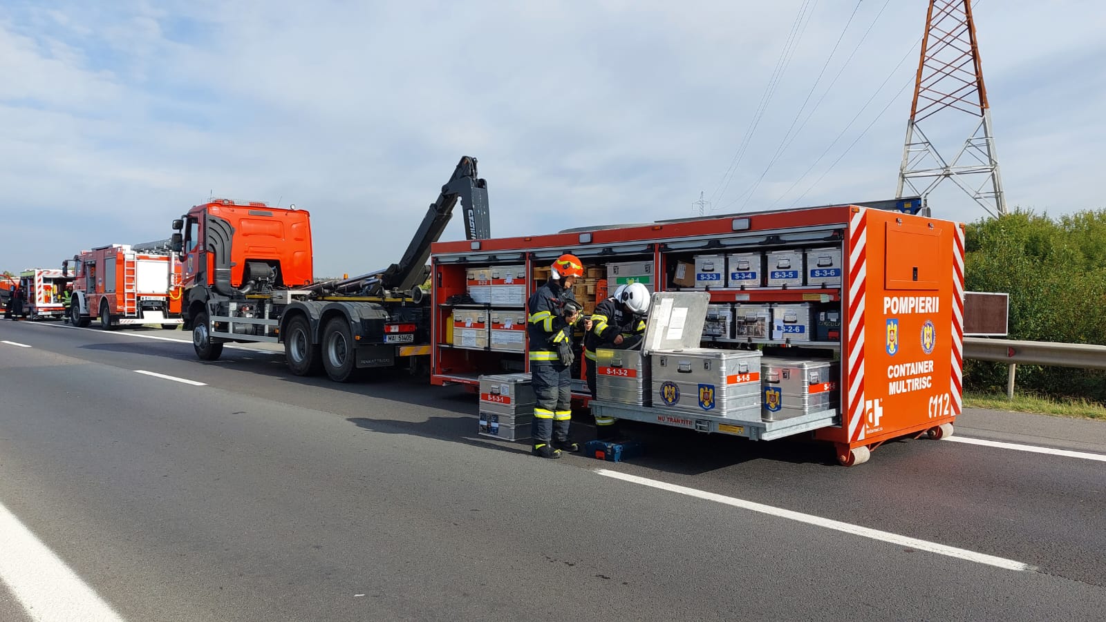Cinci morți într-un accident pe A1, în apropiere de București. Un microbuz cu opt locuri a fost complet strivit între două TIR-uri