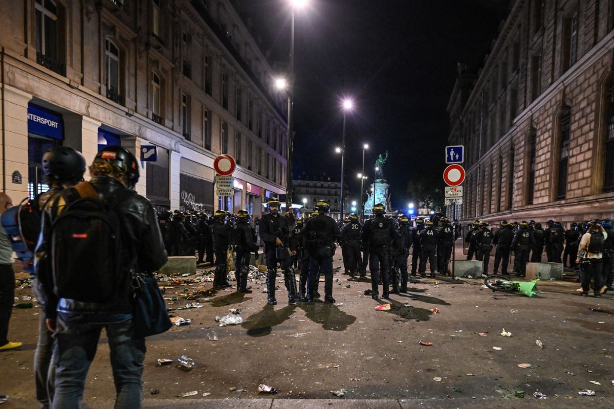 Victoria stângii în alegerile din Franța, sărbătorită de mii de oameni în centrul Parisului. Ciocniri între poliție și unii manifestanți