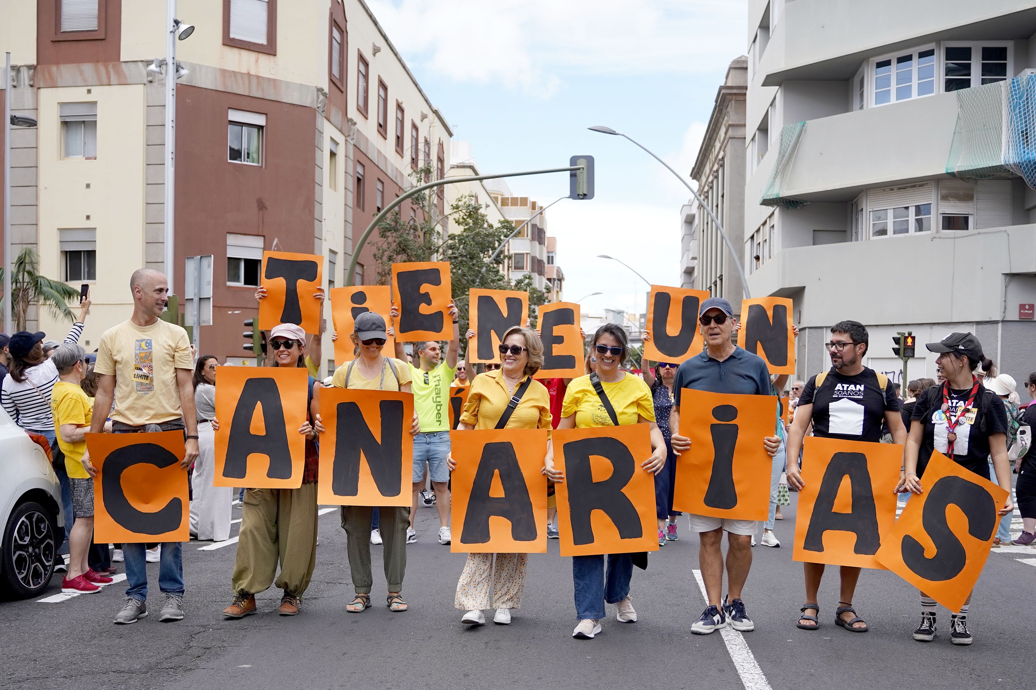 Mii de oameni au protestat în Tenerife, în Canare, pentru limitarea turismului: „Nu vrem să vedem insula murind”