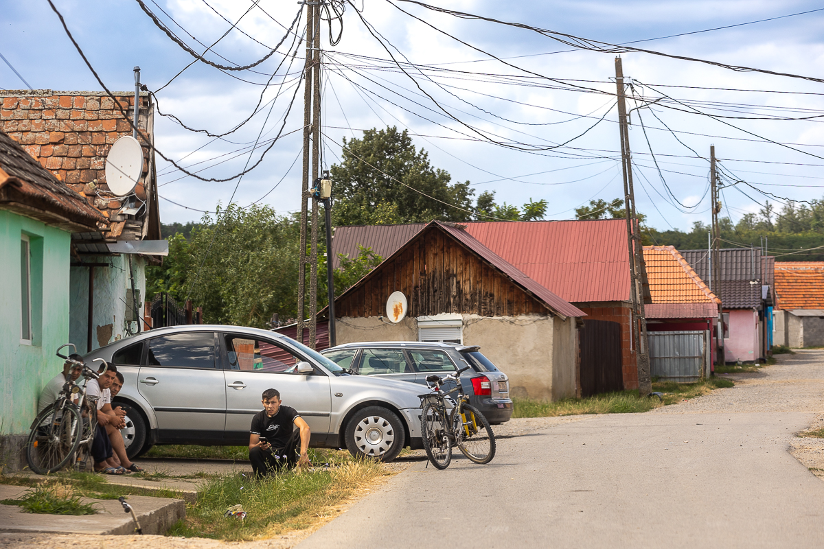 Mărturiile angajatelor plătite cu 2.700 de lei pe lună de Viorel Pașca: „A ajutat pe toată lumea! Şi pe noi, că am mai avut unde lucra!”