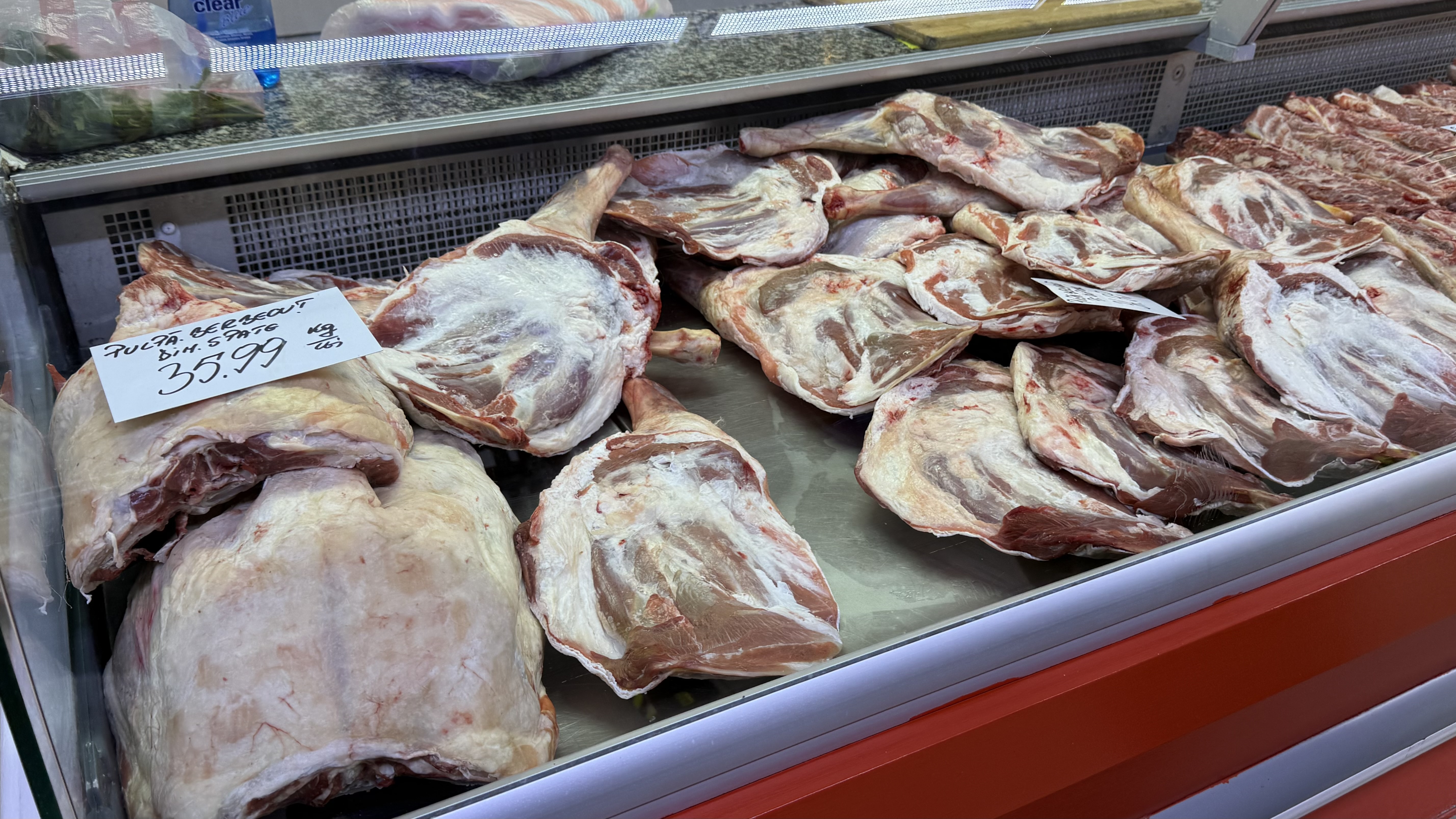 A început bătălia pentru carnea de porc. Reportaj în hala Obor: cât ne costă preparatele pentru sarmale și tobă?