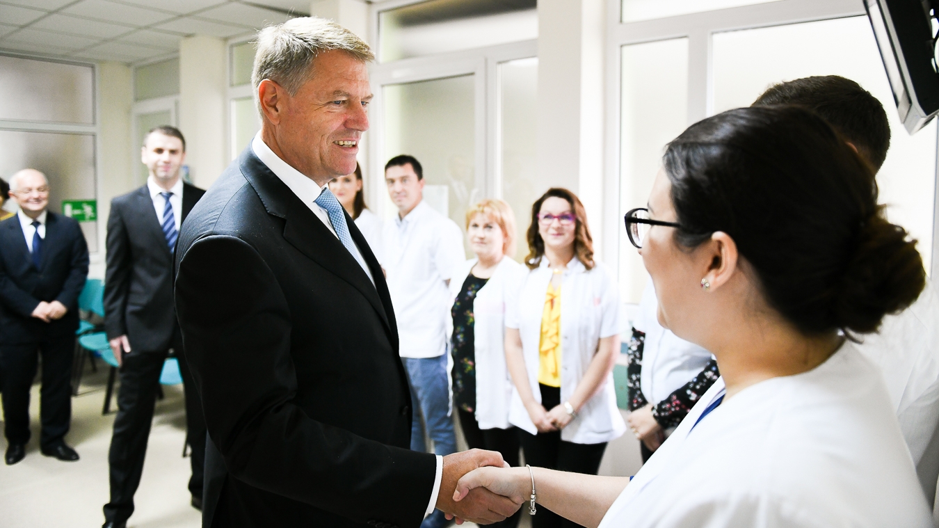 Iohannis, primit cu scandări la Institutul Oncologic din Cluj; S-a strigat ”Uniţi salvăm toată România" și ”Clujul vă susține!” (FOTO)