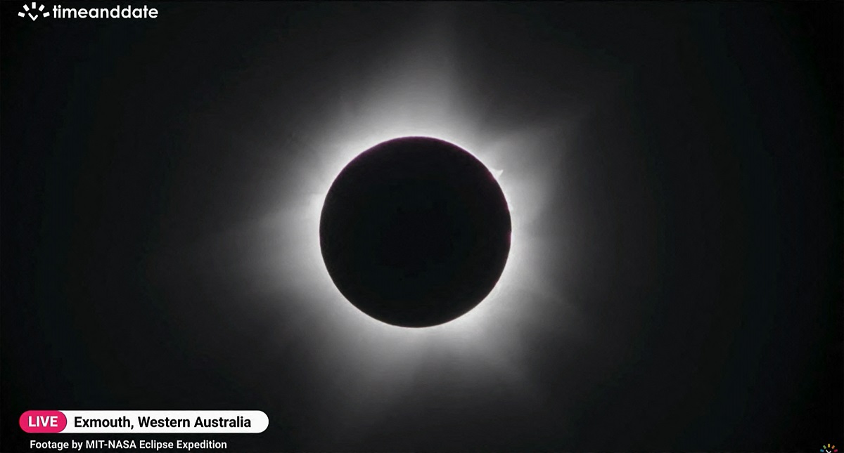 Eclipsă solară hibridă totală, vizibilă dintr-un orășel din nord-vestul Australiei care a fost luat cu asalt de mii de oameni