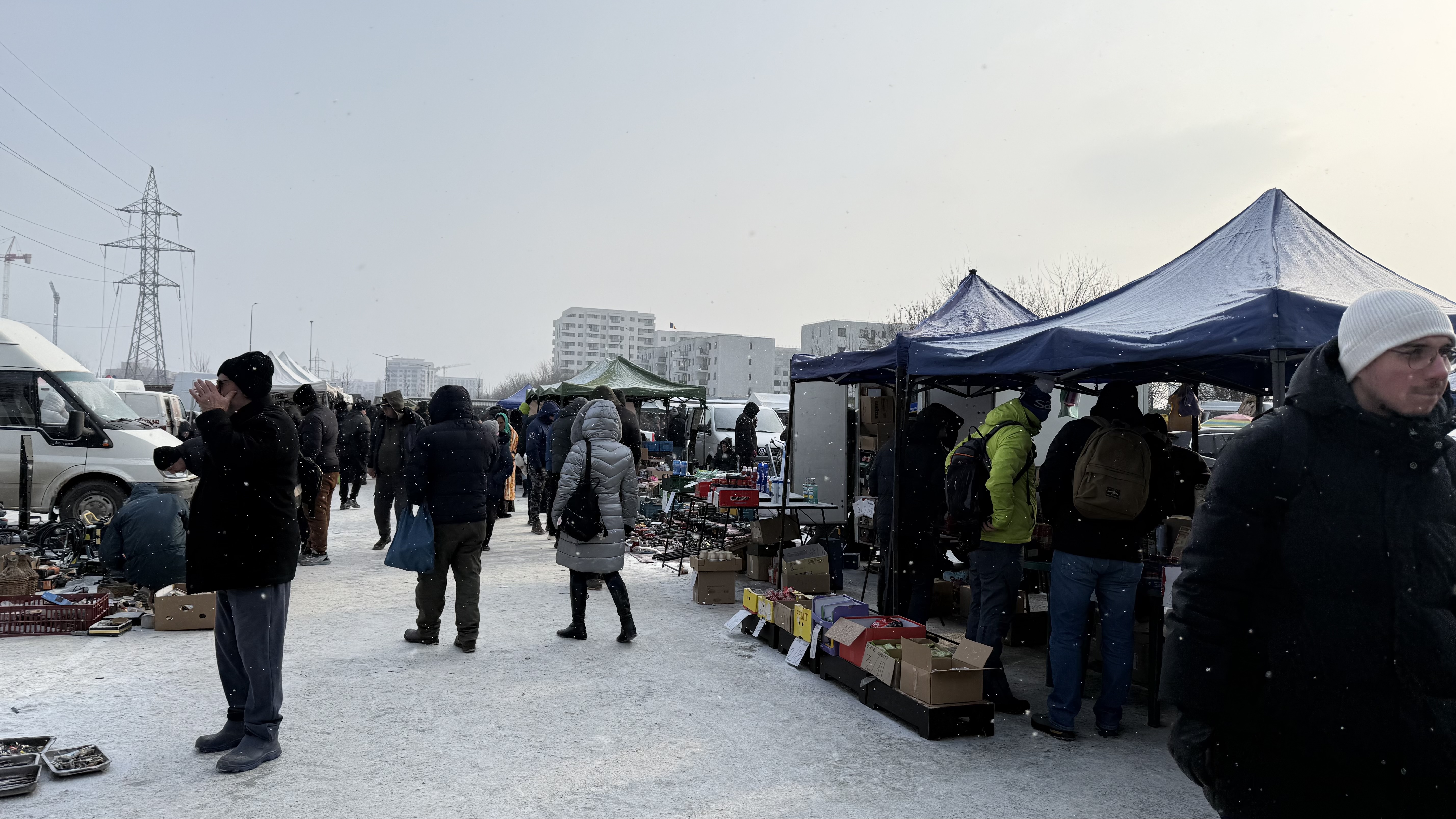 „Sacourile au fost ale soțului. A murit acum doi ani. Pensia mea nu ajunge”. Poveștile neștiute ale pensionarilor din București care vând ce mai găsesc prin casă