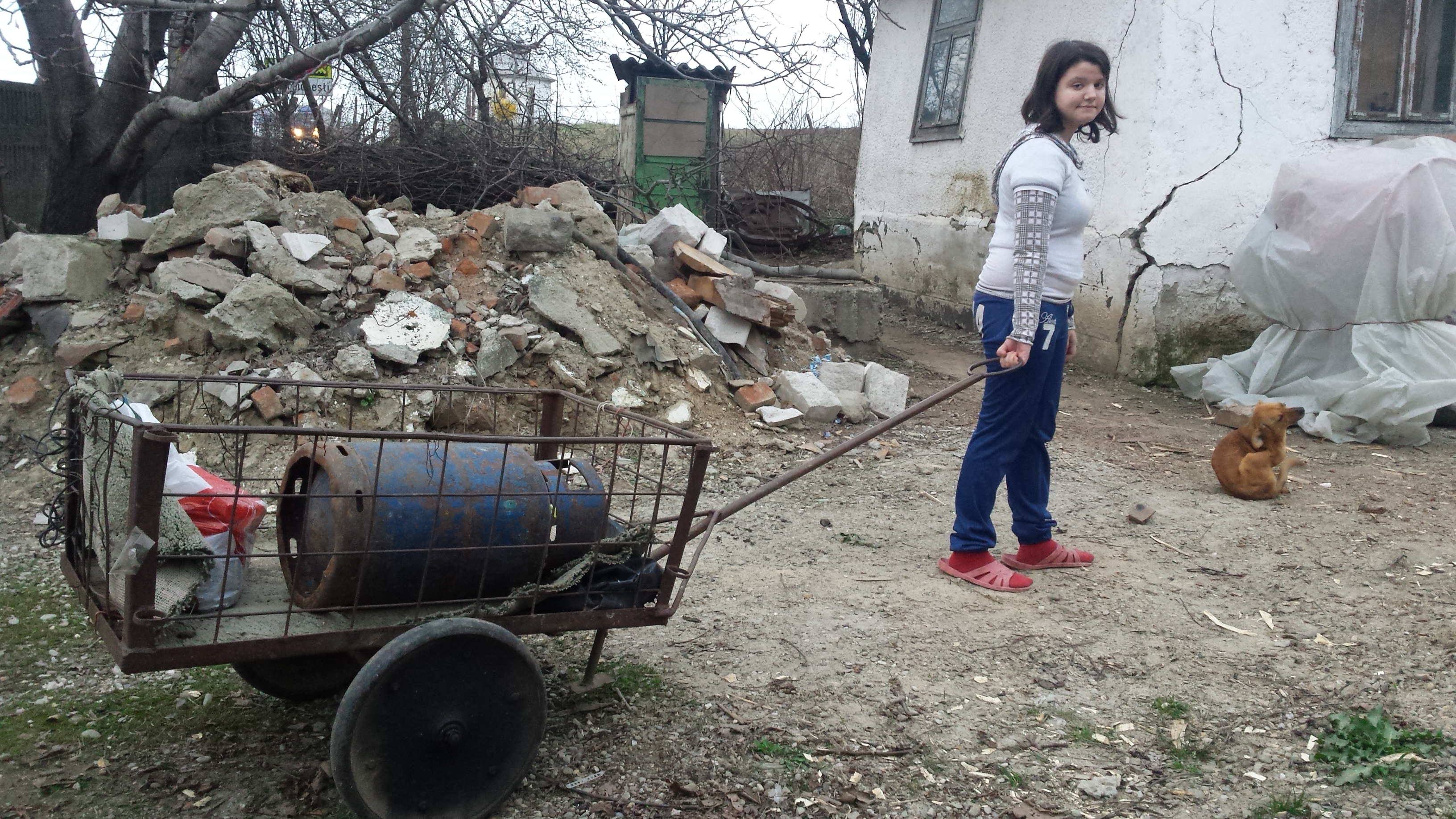 Au ajuns să trăiască din mila vecinilor după ce au fost alungate de acasă! Povestea emoţionantă a unei fetiţe care vrea să devină jurnalist! GALERIE FOTO