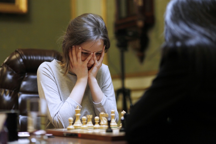 Frumoasa favorită a lui Mircea Lucescu a pierdut titlul mondial la șah. Noua regină e o chinezoiacă, cea mai tânără campioană ever! Modelul asiaticei e ”ciudatul geniu Bobby Fischer”. Se antrenează și câte 8 ore pe zi. La trei ani, Hou Yifan își bătea și bunica, și tatăl. A doborât o groază de recorduri/ FOTO&VIDEO