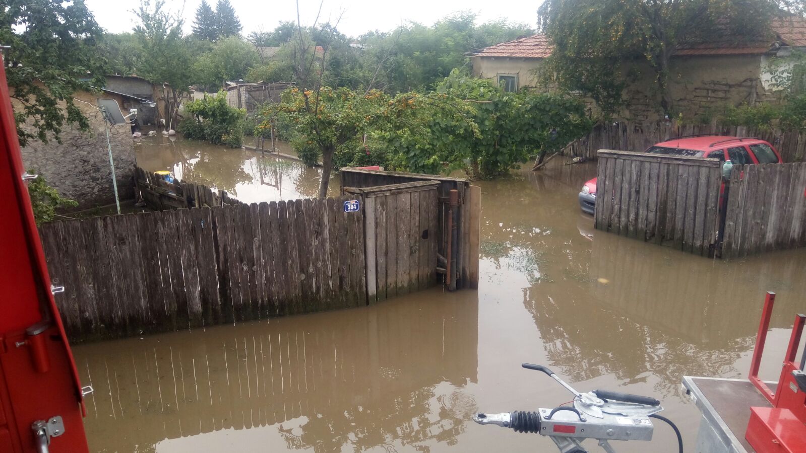 Zeci de locuinţe din şapte localităţi au fost inundate, în judeţul Braşov. Imagini șocante cu prăbușirea unui pod din cauza apelor dezlănțuite / FOTO&VIDEO