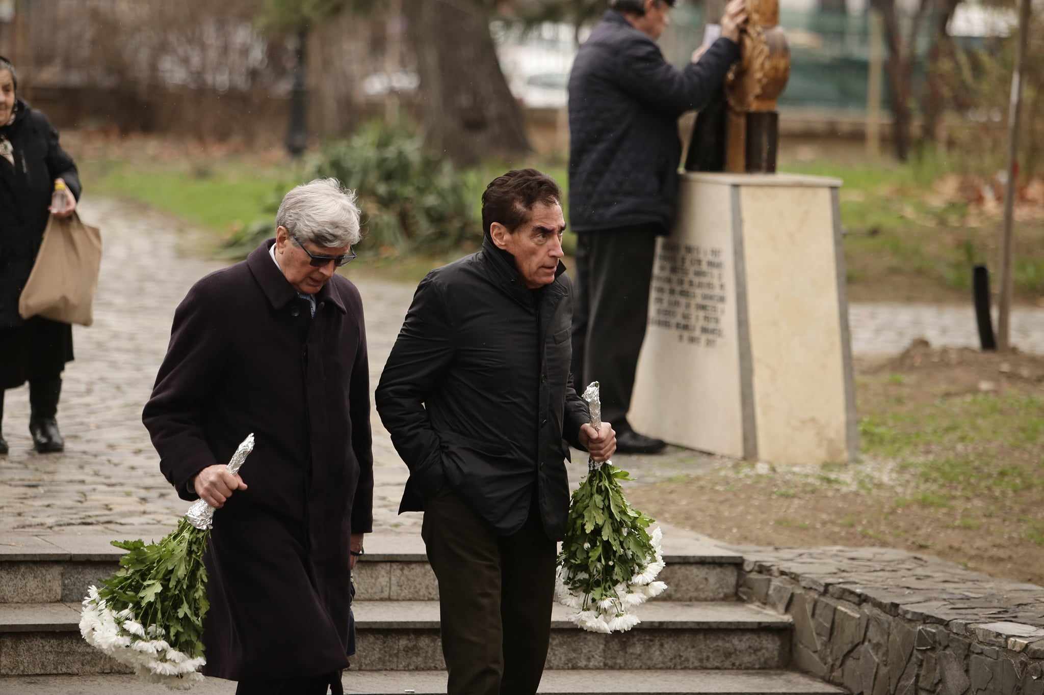 Petre Roman, certat public de Mitică Dragomir pentru că a lipsit de la înmormântarea Mioarei Roman: „A fost soția ta 33 de ani. Ce e asta, fratele meu?”