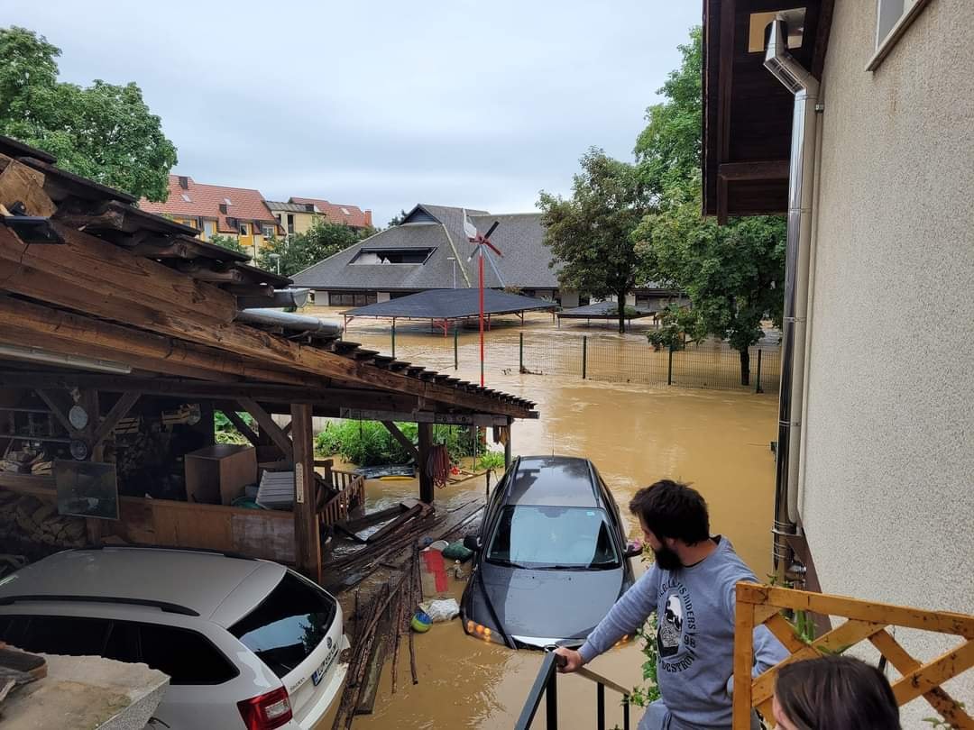 Unul dintre pompierii care au salvat 22 de copii dintr-o grădiniță și-a pierdut casa în timpul inundațiilor, în Slovenia