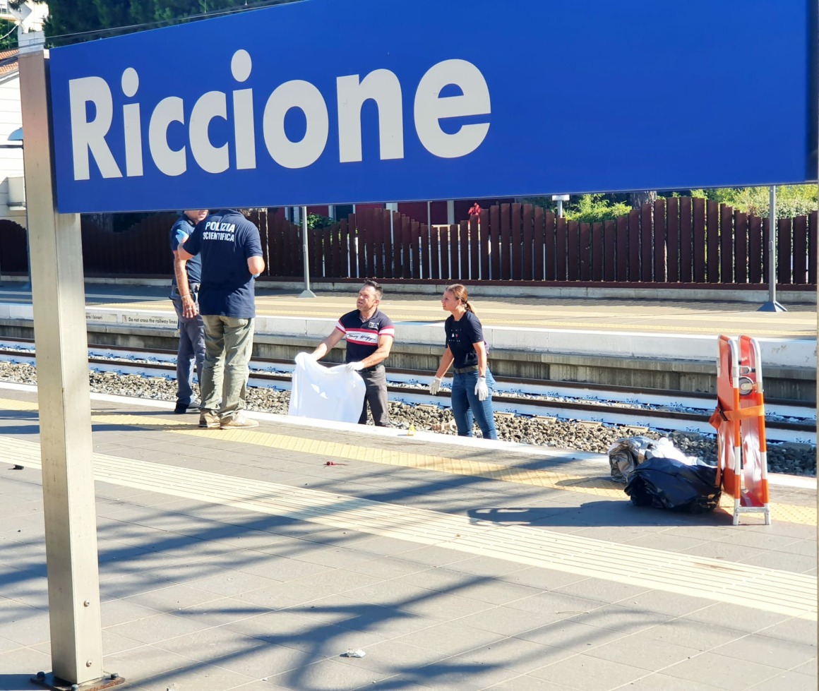 Fiicele de 15 și 16 ani ale unei românce, spulberate de un tren de mare viteză care a frânat la 700 de metri după impact, în Italia