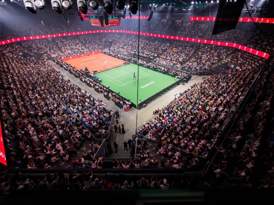Loredana Groza, imagini de colecție. Artista s-a afișat alături de Nadia Comăneci, Ilie Năstase, Virginia Ruzici, Simona Halep și Darren Cahill