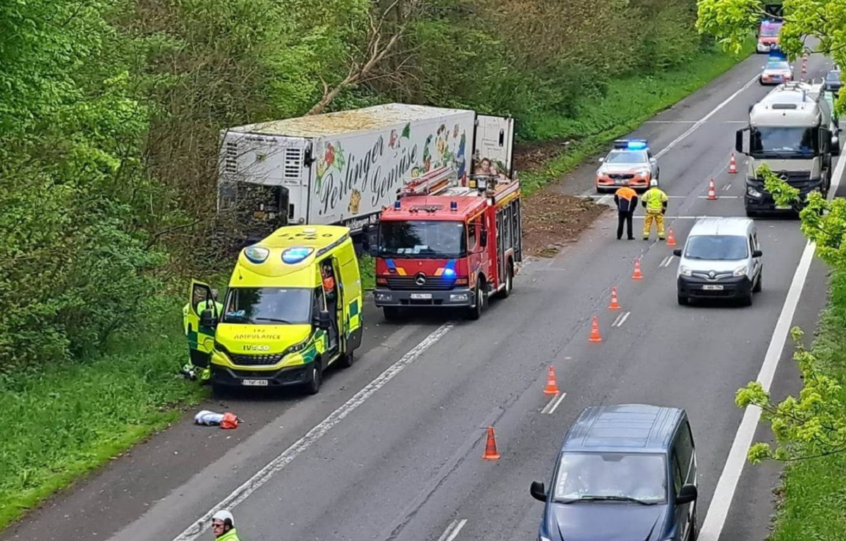 Polițist belgian, când l-a văzut pe șoferul de TIR ieșind singur din cabina ruptă și strivită de copaci: „Să meargă să aprindă o lumânare!”