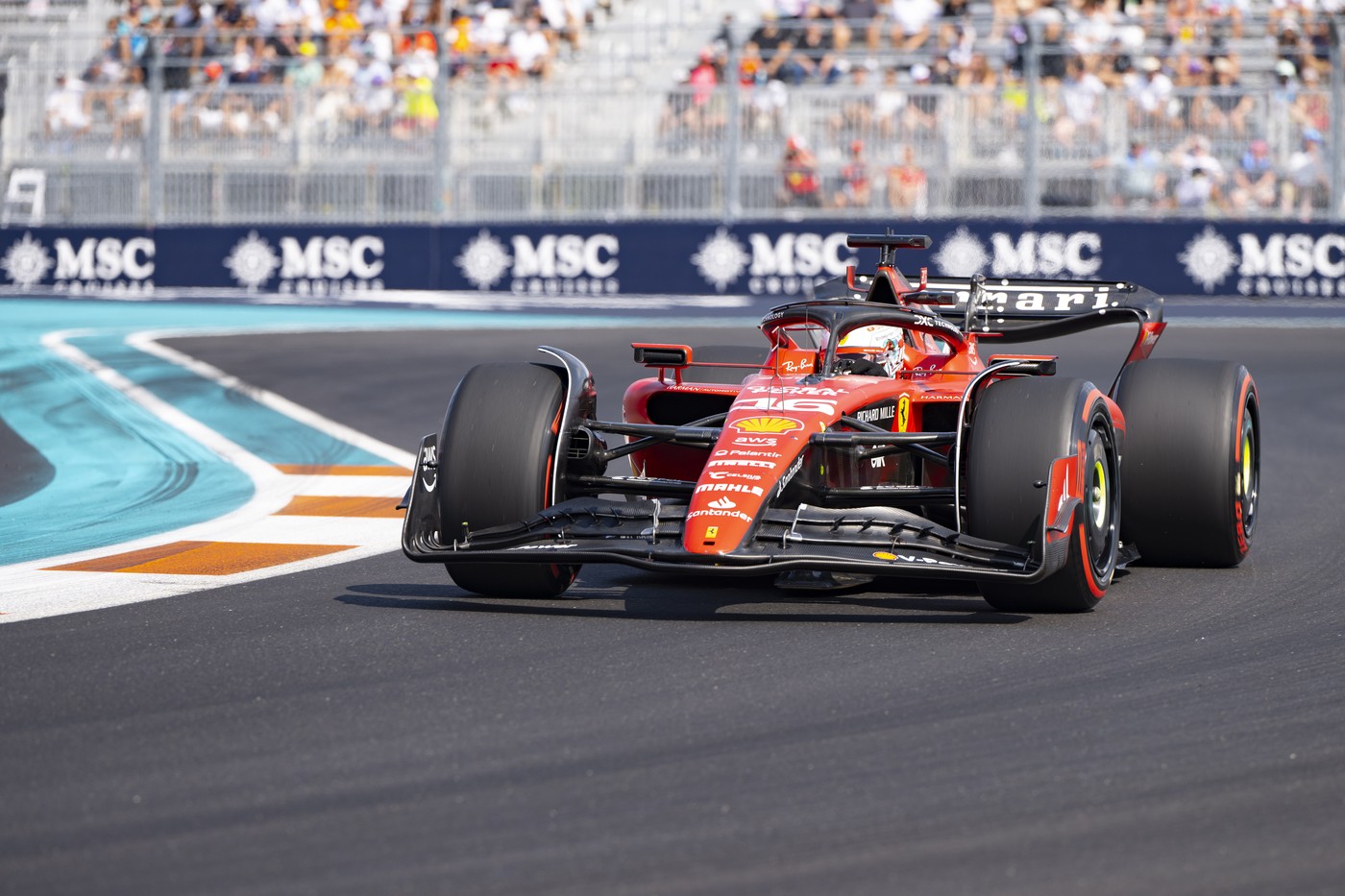 O mașină Dacia apare în documentarul Netflix despre Formula 1: Cum a fost posibil. Și Iuliana Pepene de la Antena 1 poate fi văzută în „Drive to Survive”