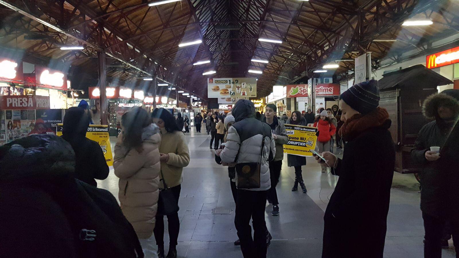 Mobilizare în Gara de Nord pentru protestul din 20 ianuarie. Ce mesaje au afișat studenții | FOTO