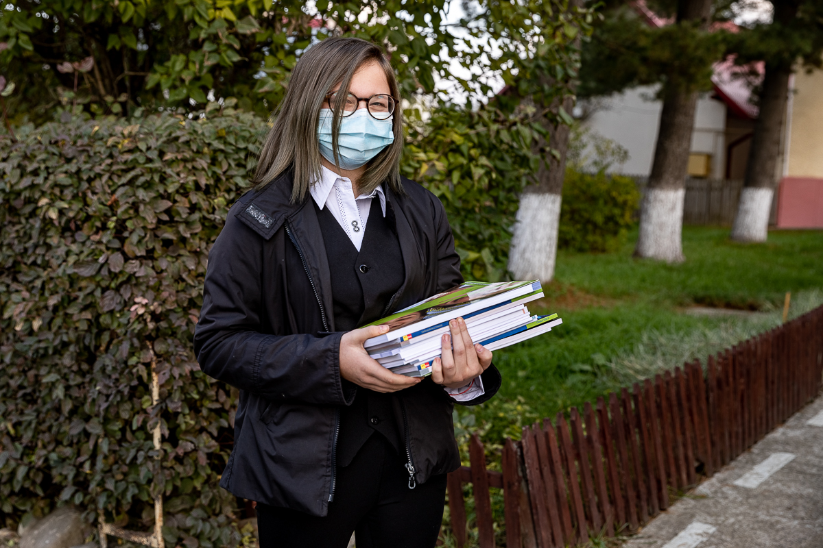 Reportaj. “Mi-e dor să ies la tablă”. Dascăl la sat înseamnă să fii şi agent sanitar, şi asistent social, şi un pic detectiv
