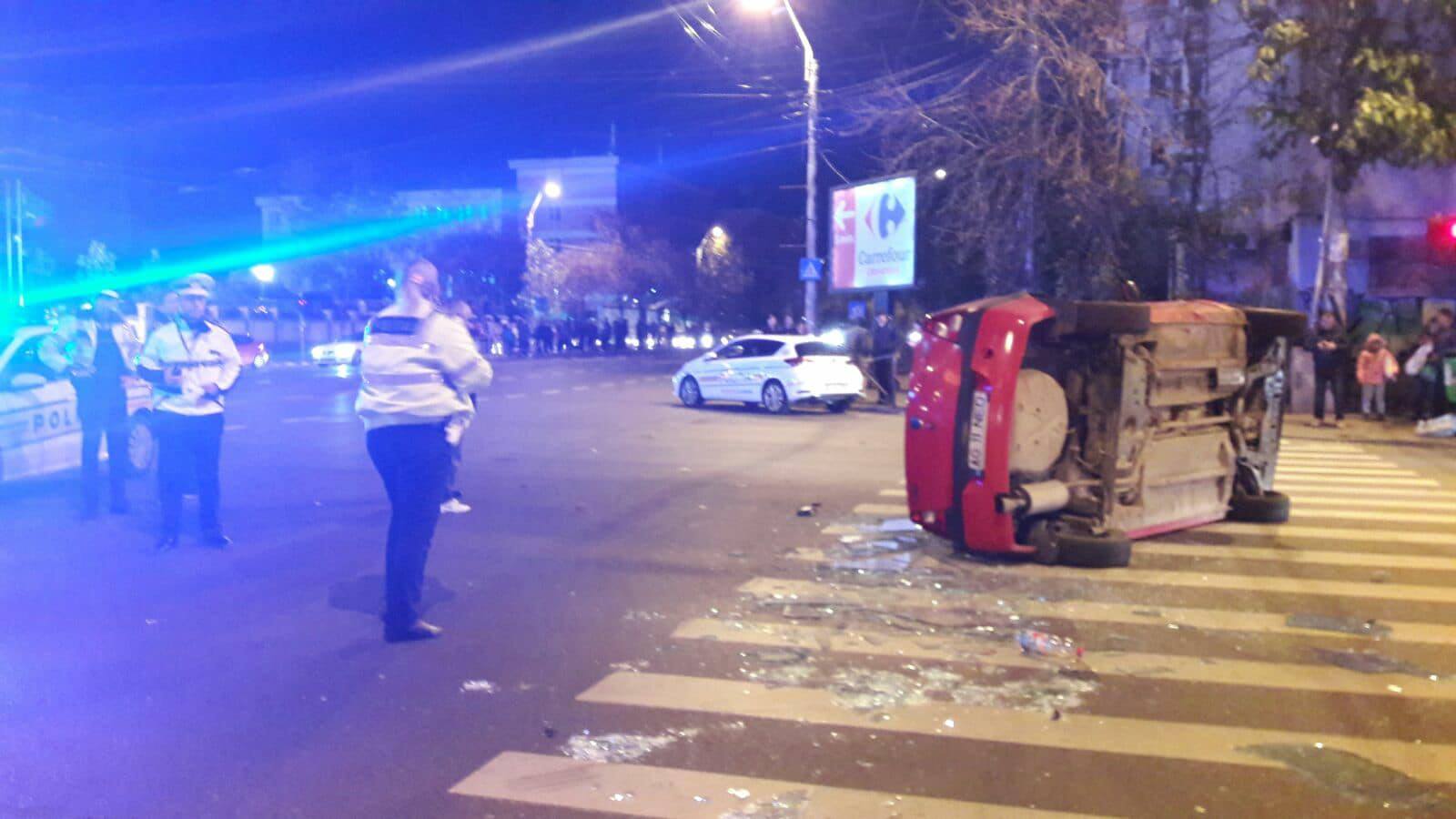 VIDEO / EXCLUSIV / Accident spectaculos în București. Un șofer s-a dat cu mașina peste cap