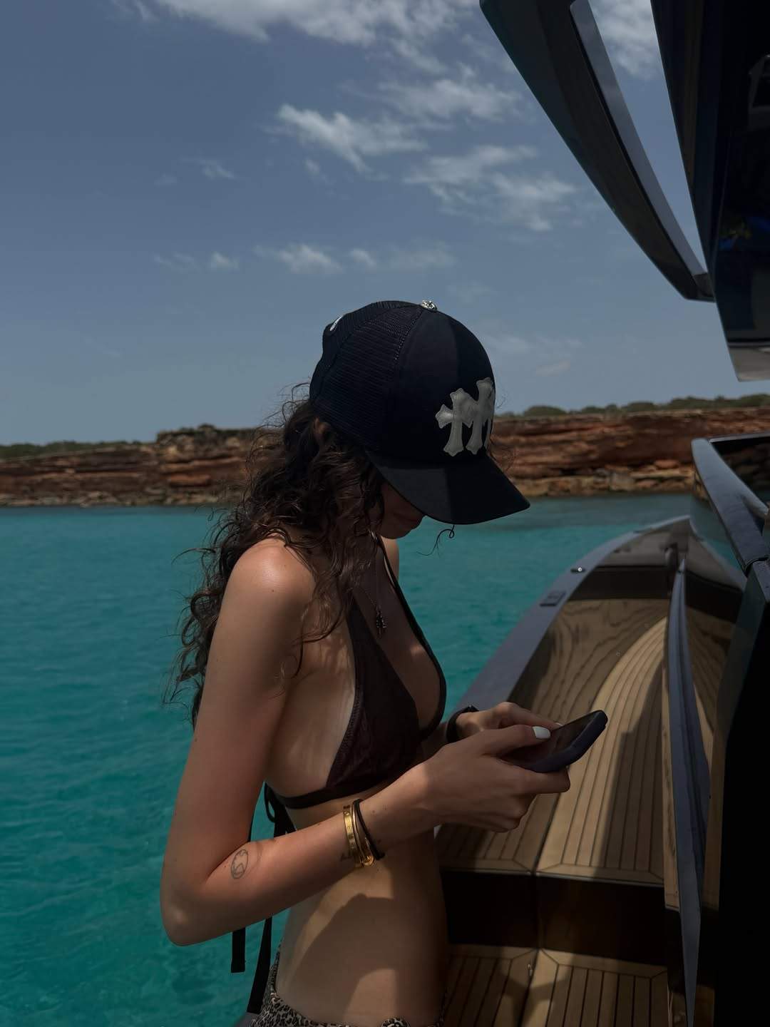 Imagini cu fata cea mare a Anamariei Prodan în costum de baie, pe un iaht. Rebecca se află în vacanță cu iubitul ei