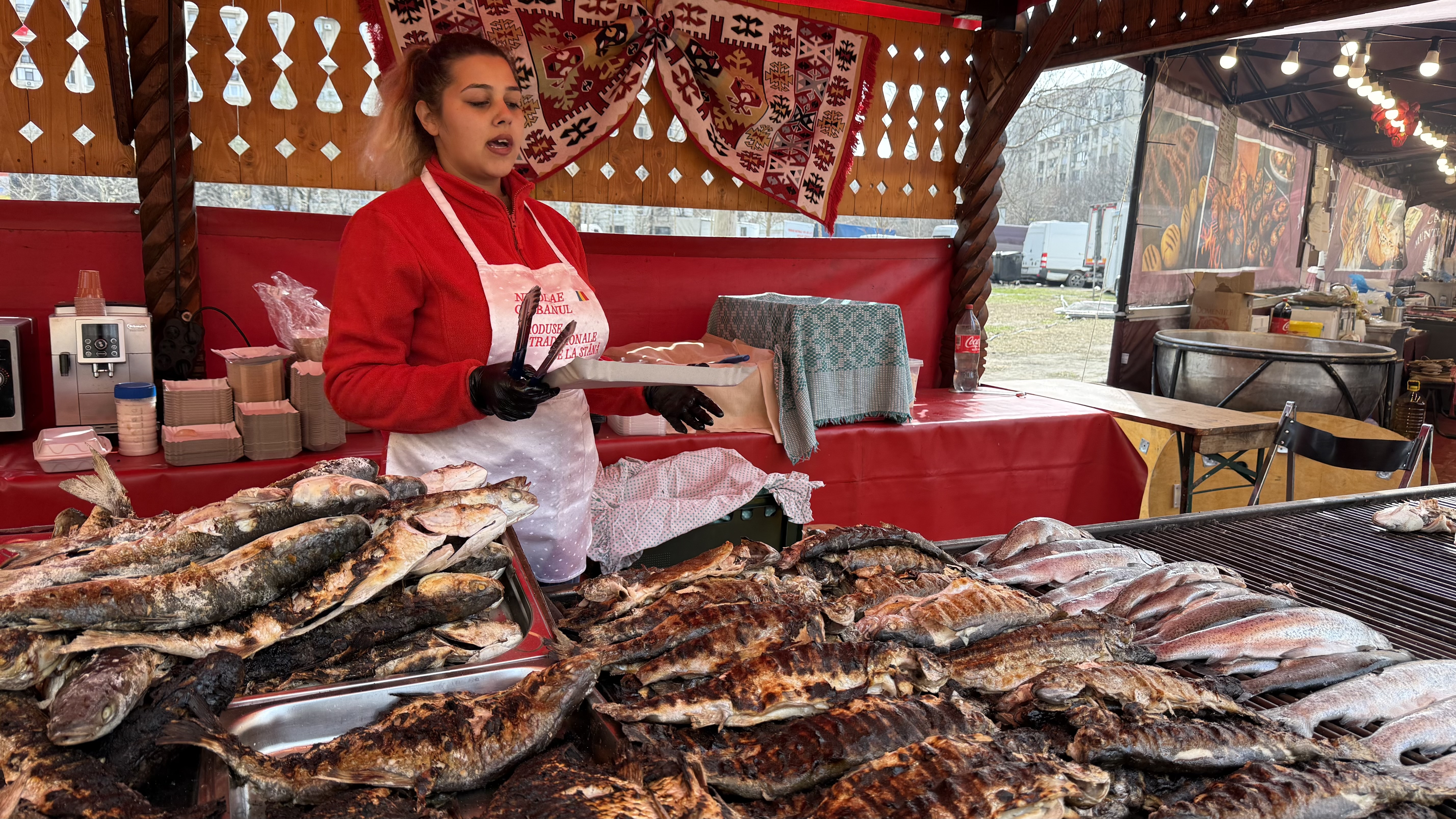 Cât costă o ciorbă pescărească lipovenească la Festivalul Pescăresc din București? O bucată de crap, cât un kilogram, în Obor