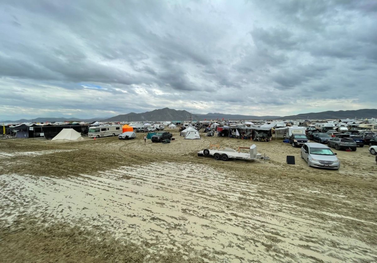 Participanții la festivalul Burning Man, blocaţi în deşertul Nevada din cauza ploii şi a noroiului, evacuați