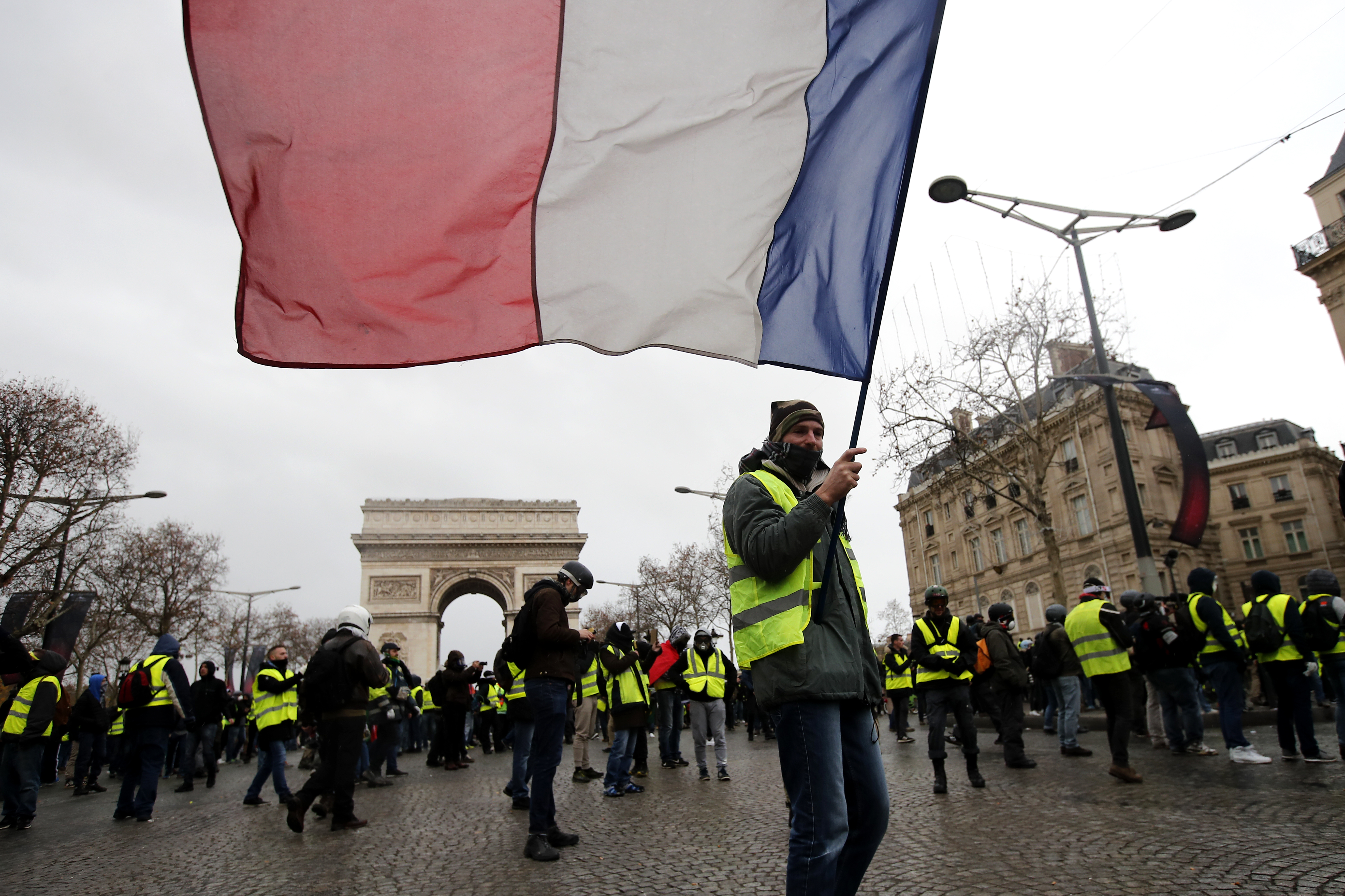 Mărturiile unor români stabiliți în Franța despre protestele din Paris. "Este o situație critică"