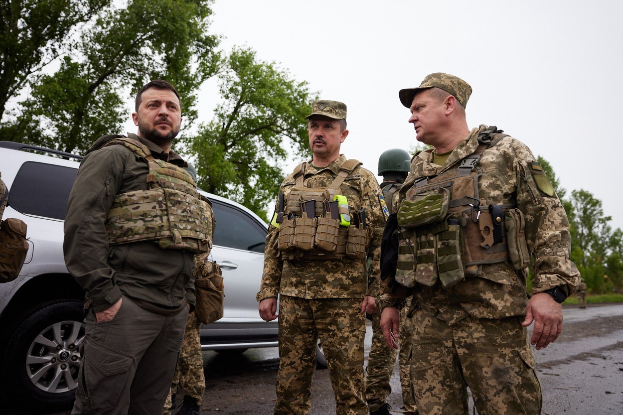 Zelenski, vizită pe frontul din est, prima ieșire din Kiev de la începutul războiului. „Ne vom apăra pământul până la capăt”