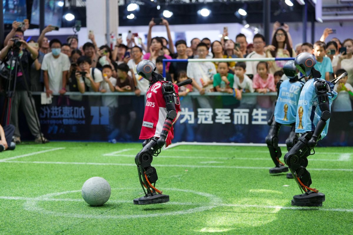 Prima „Olimpiadă” a roboților are loc în China, la Beijing: aceștia se întrec pe pista de atletism, boxează sau joacă tenis de masă