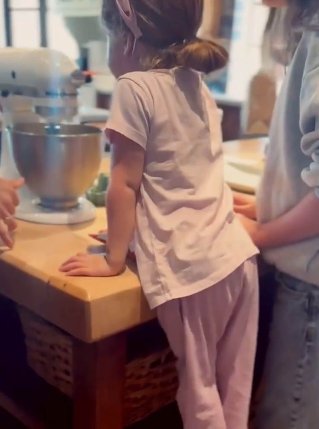 Imagini adorabile cu copiii lui Meghan Markle și ai prințului Harry. Micuța Lilibet a moștenit culoarea părului tatălui ei