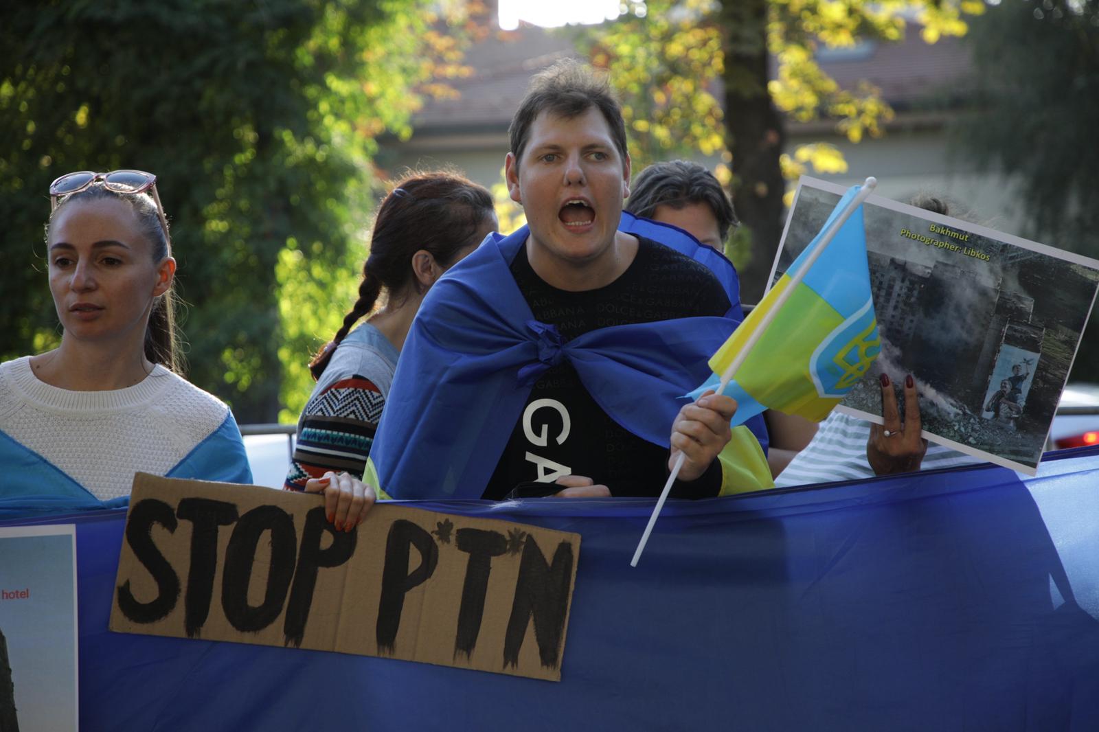 Ucrainenii din București au protestat în fața Ambasadei Rusiei. „Ne dorim foarte mult să ne întoarcem acasă”