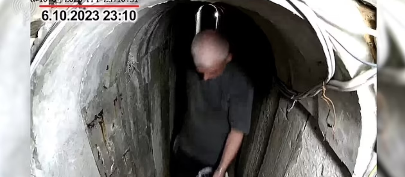 Un televizor, o canapea improvizată și ventilatoare pentru reglarea umidității. Imagini din ascunzătoarea fostului lider Hamas, Yahya Sinwar