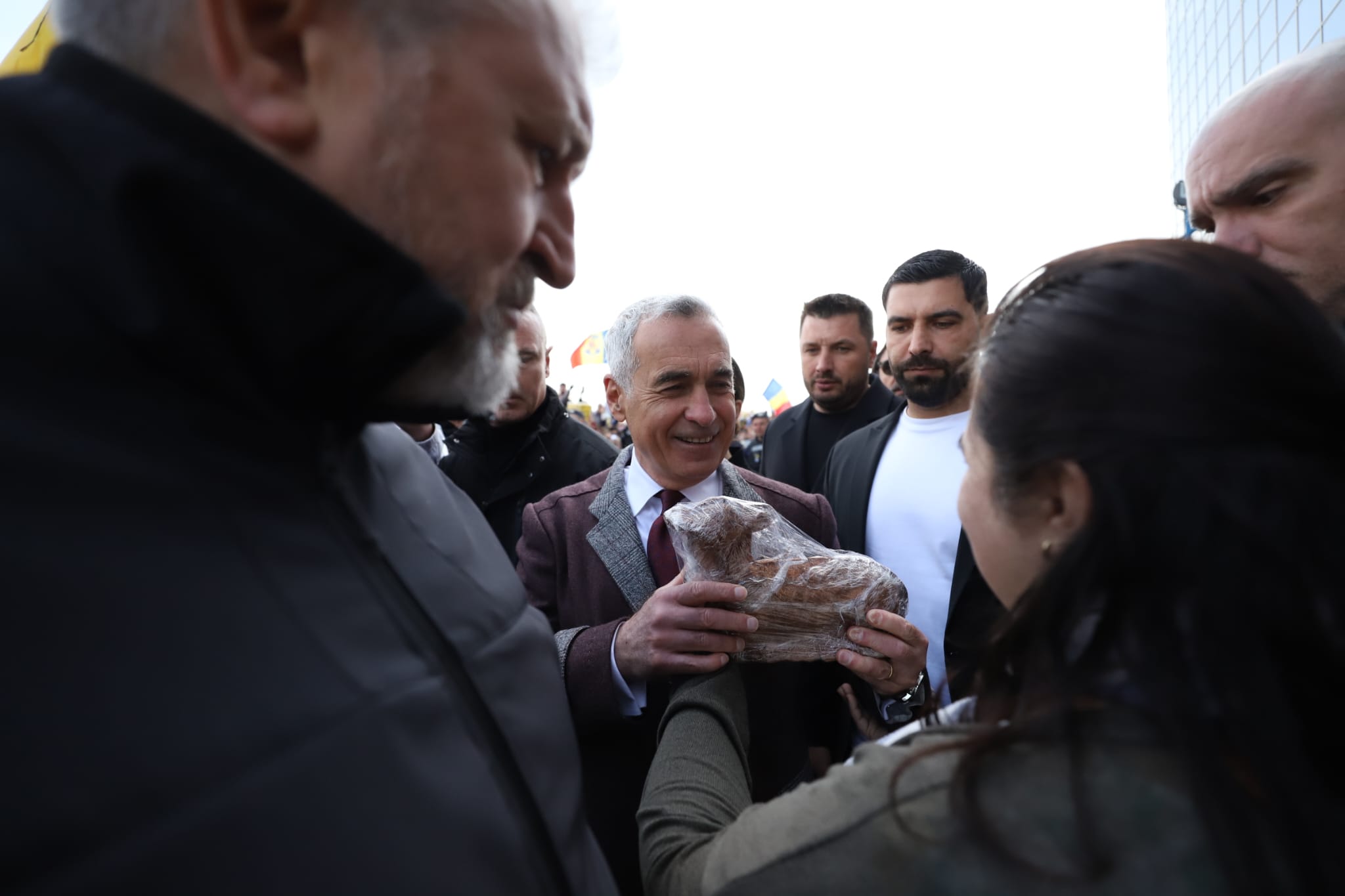Călin Georgescu, în fața judecătorilor de la Înalta Curte. Susținătorii lui au venit cu porumbei albi și flori: „Pace, credință și iubire”