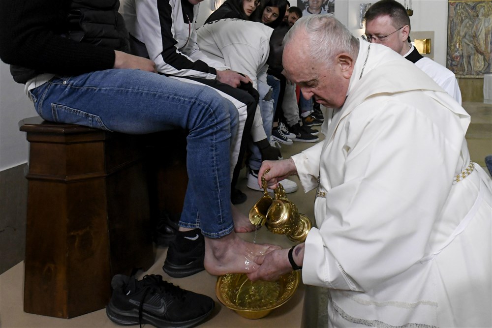 Papa Francisc a spălat picioarele unor tineri deţinuţi, între care şi un român