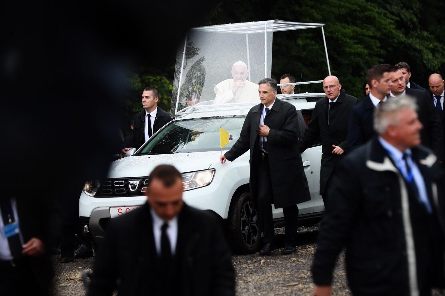FOTO & VIDEO | Momentul în care Papa Francisc trece cu papamobilul Dacia Duster printre pelerinii de la Șumuleu Ciuc