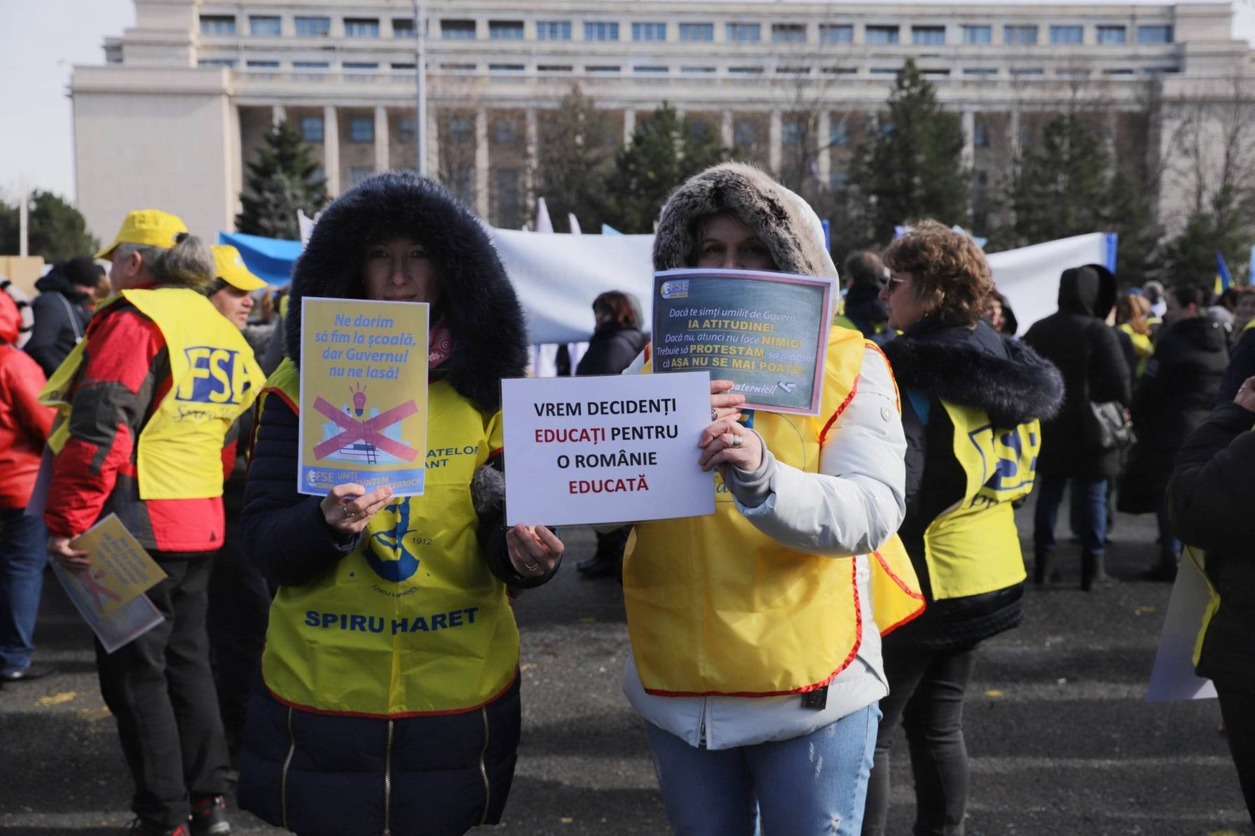 Federaţiile din Educaţie au ieșit în stradă și au protestat în fața Guvernului: „Mereu sacrificați, niciodată respectați. Vrem salarii decente”