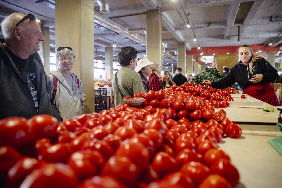 Cât costă să faci o salată de vară cu roșii românești și castraveți din piața Amzei, Obor sau Rahova