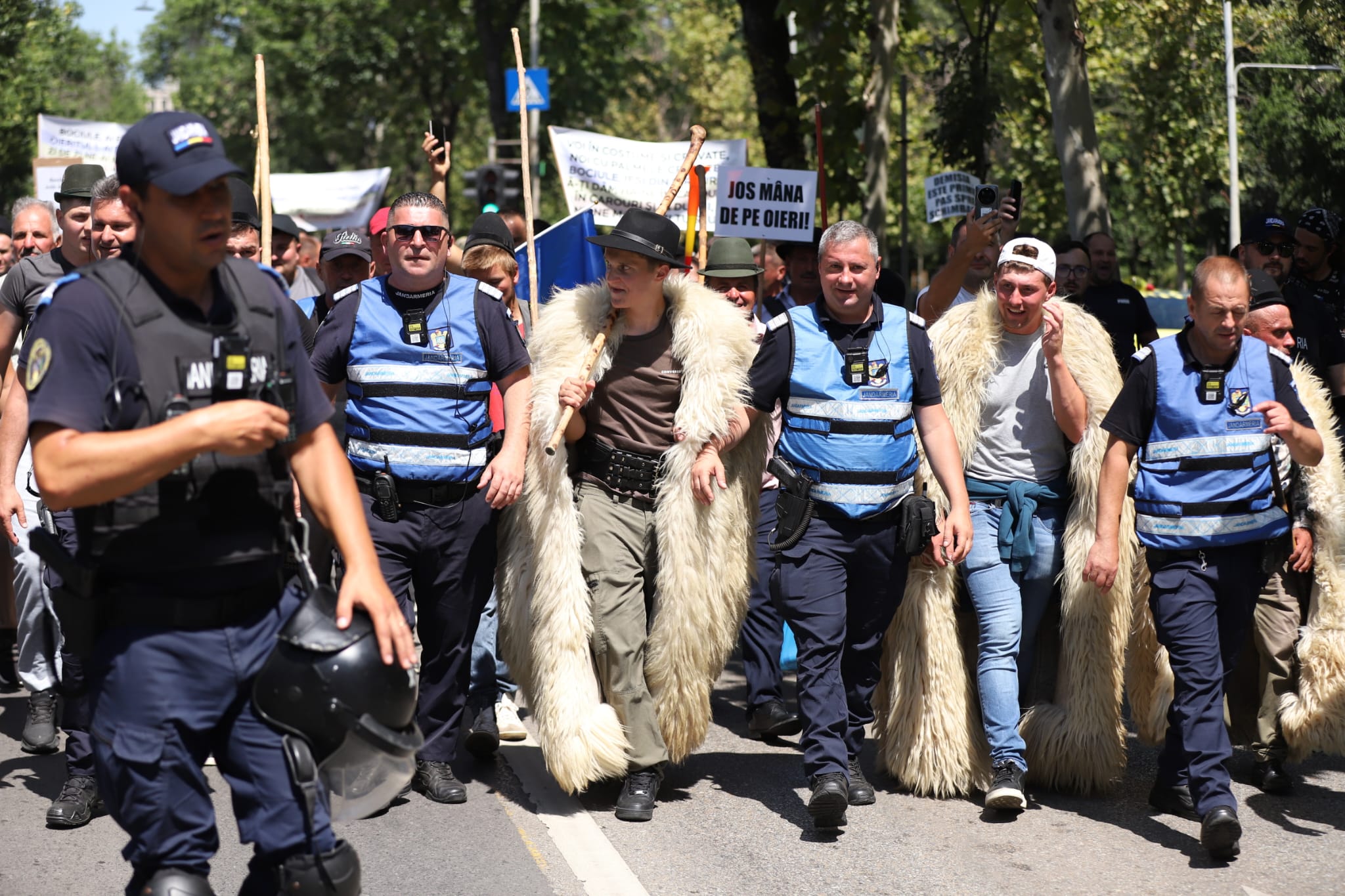 Violențe la protestul fermierilor, în fața sediului ANSVSA. Ce s-a stabilit la discuțiile cu Guvernul. Tanczos Barna anunță că se vor lua măsuri în privința conducerii ANSVSA