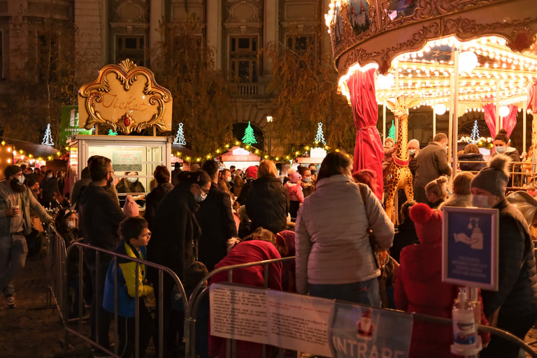 Cozi și aglomerație la târgurile de Crăciun din țară. Imagini din Sibiu, Cluj-Napoca și București