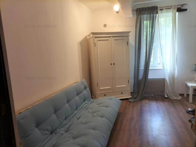 FOTO. Cum arată „apartamentul tip studio”, de 16 mp, scos la vânzare cu 50.000 de euro. „E o baie cu spațiu de dormit și fierbător”