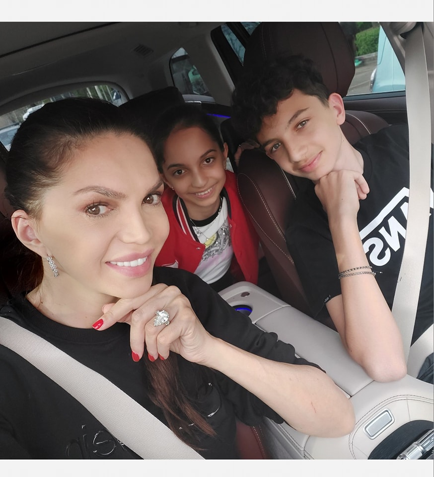 Cristina Spătar, prima fotografie alături de fiul soțului ei. Au pozat ca o adevărată familie