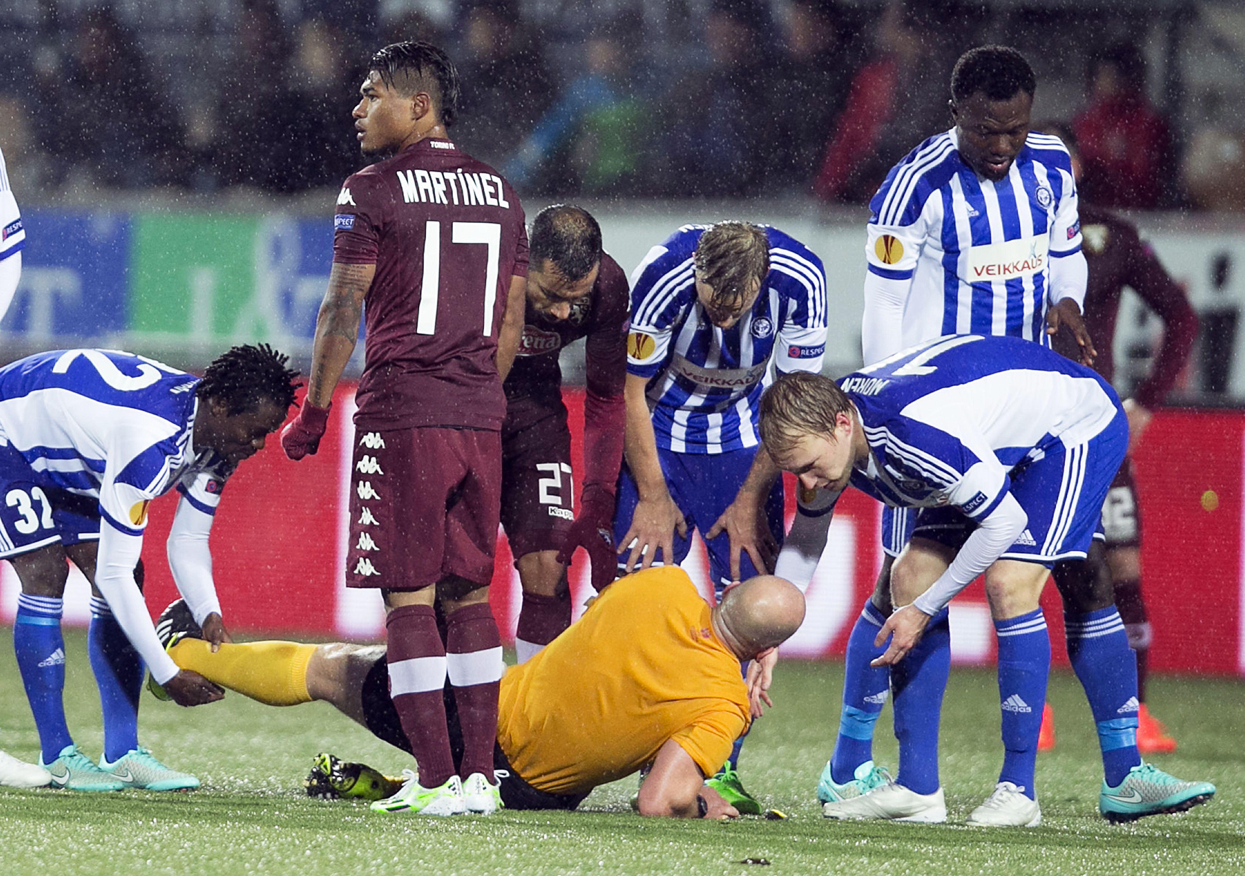 GALERIE FOTO / Arbitru, scos pe targă în timpul meciului HJK Helsinki - Torino, din Liga Europa! 