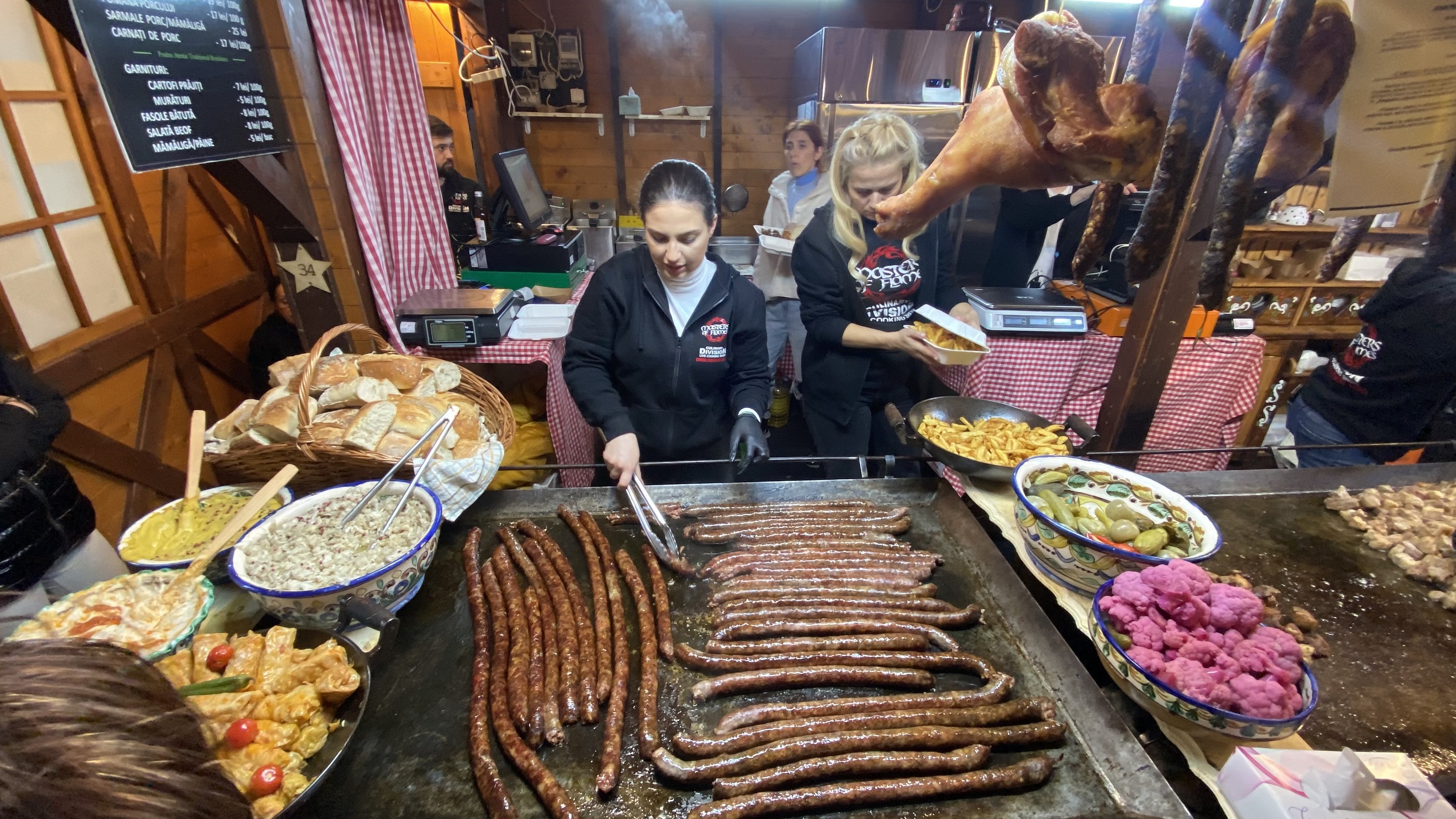 FOTO. Cât costă sarmalele sau un cozonac în târgurile de Crăciun din București? Libertatea a comparat prețurile și a tras concluzia: e scump!
