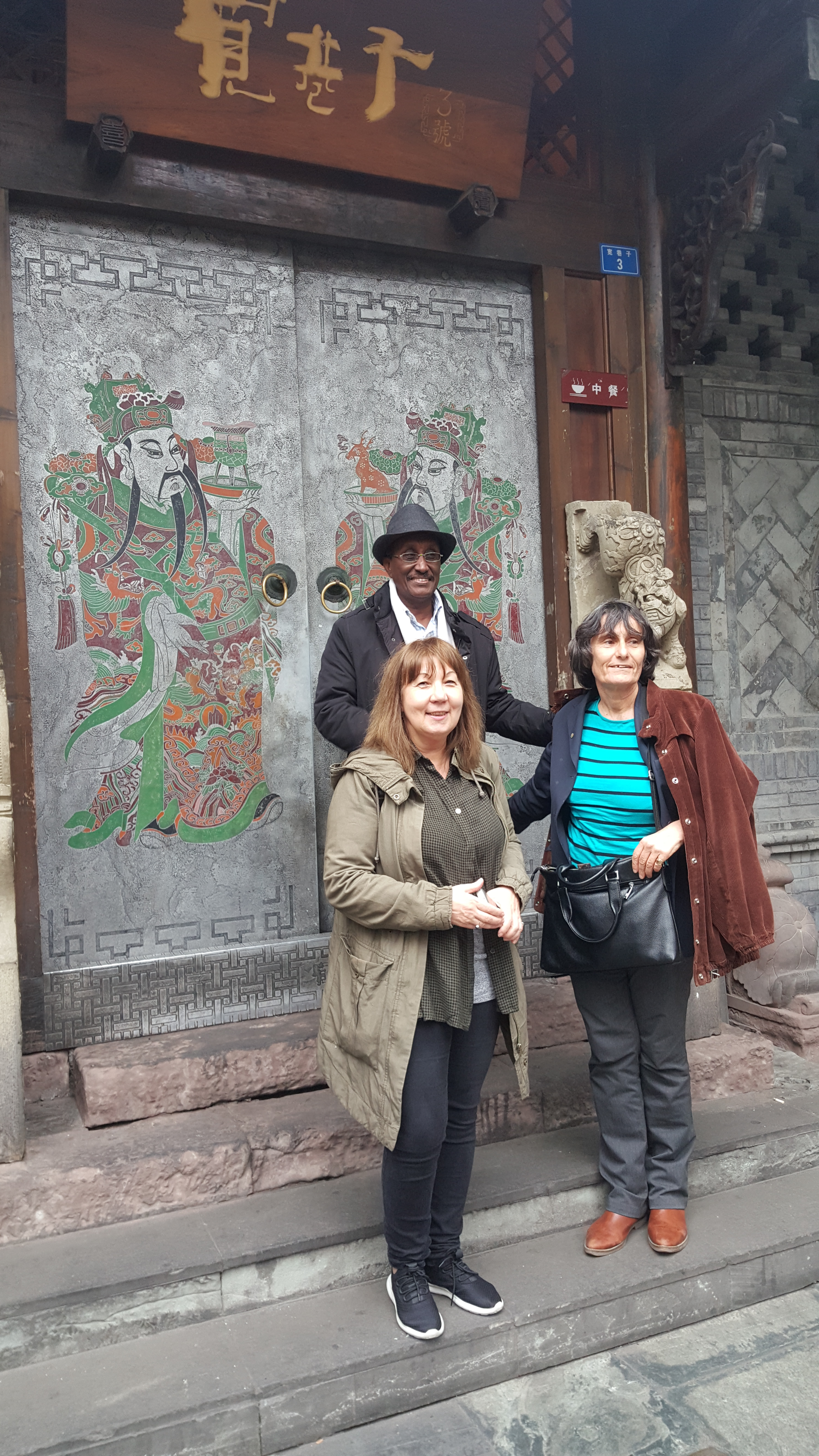 CORESPONDENȚĂ DIN SICHUAN și BEIJING, ULTIMUL CAPITOL | Scriitoarea Doina Ruști, despre plimbarea pe strada unuia dintre cei mai importanți poeți chinezi și excursia la Marele Zid