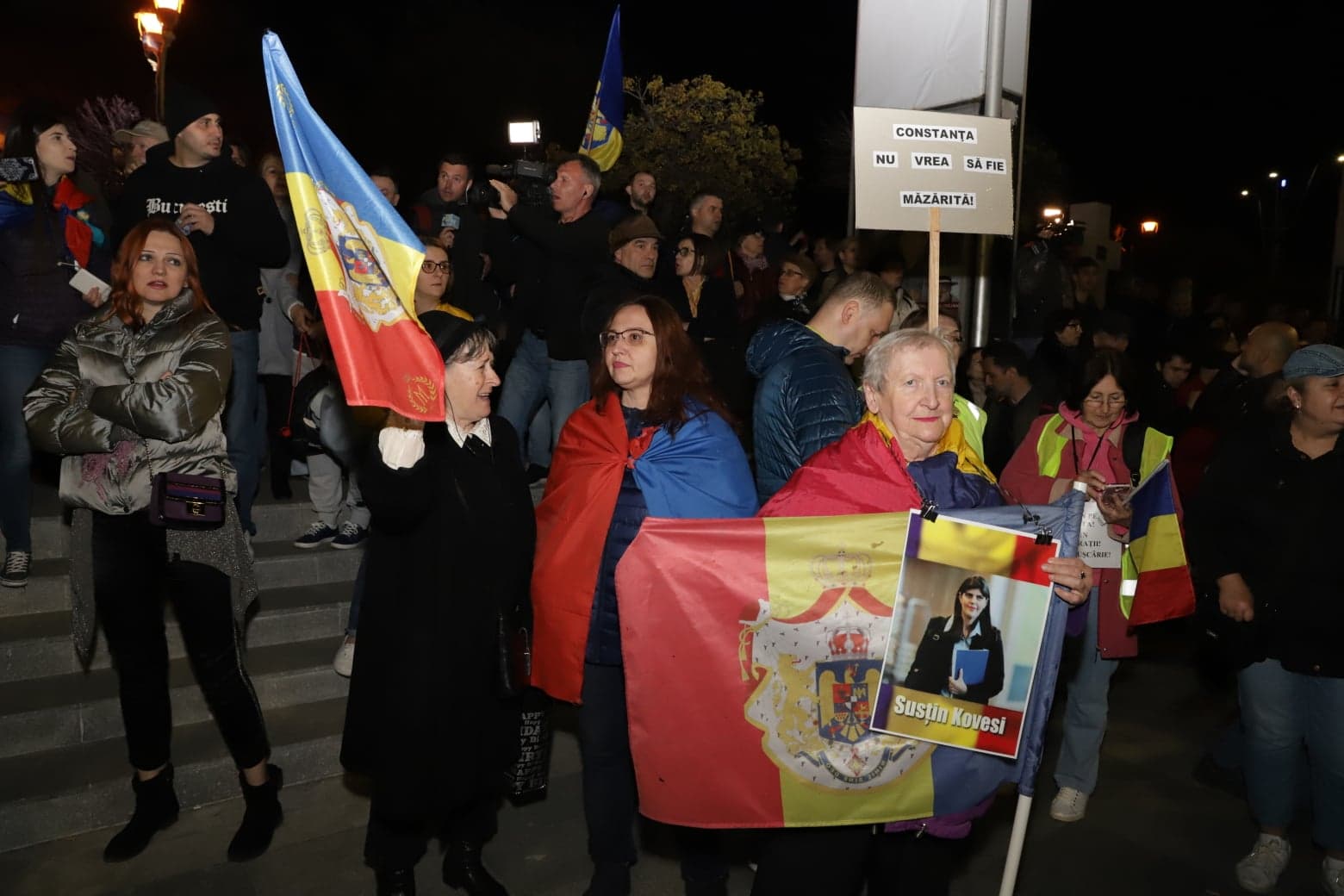 FOTO&VIDEO/ Sute de oameni au protestat sâmbătă seară în Piața Universității. Tudor Chirilă și regizorul Stere Gulea, printre protestatari