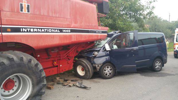 Accident grav lângă Deva! Un microbuz s-a ciocnit de o combină agricolă FOTO