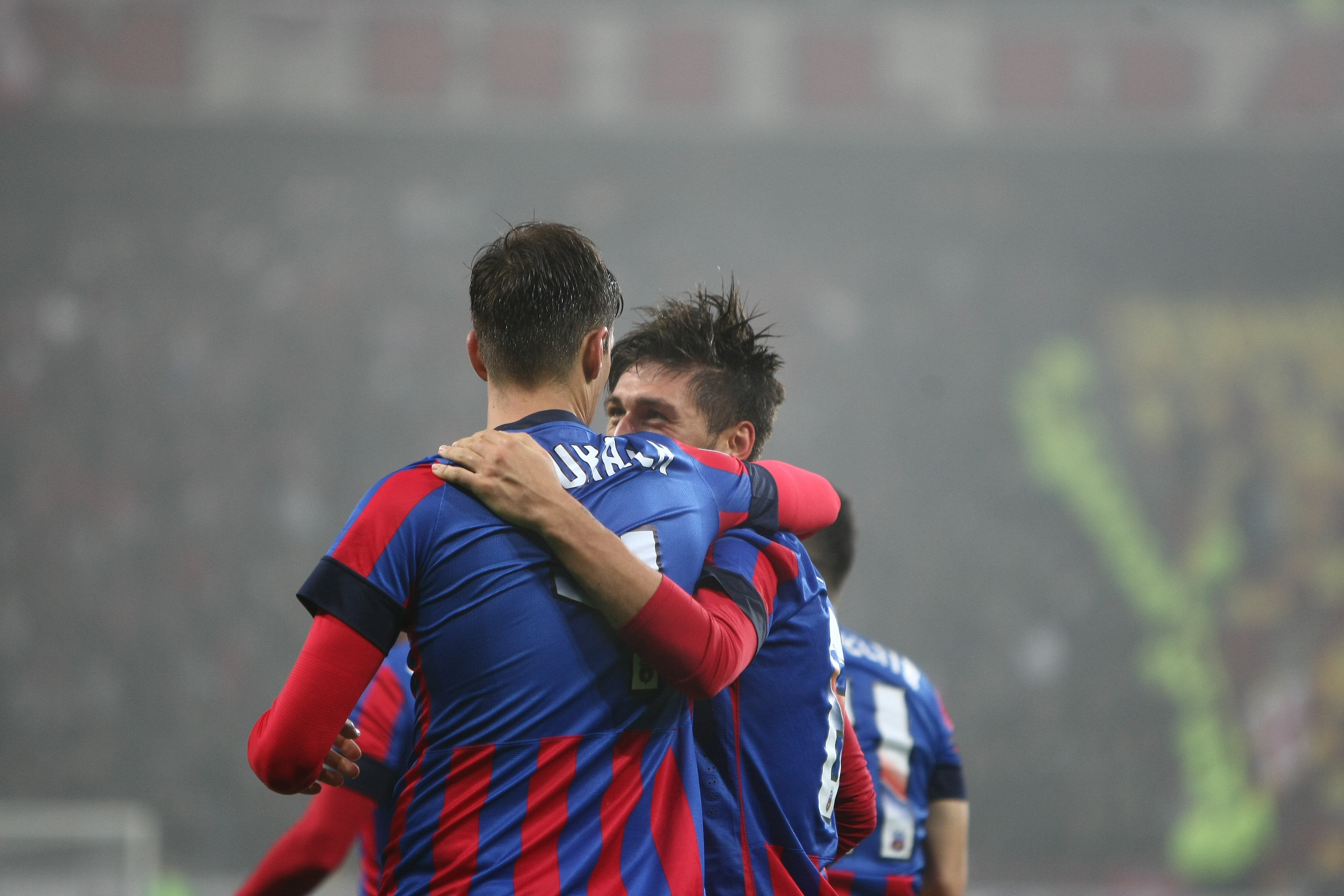 GALERIE FOTO&VIDEO/ DERBY-UL ROMÂNIEI, STEAUA - DINAMO 3-0. ^ Echipa din Ghencea i-a speriat pe ”câini” de Halloween! Szukala, Papp și Keșeru au înscris pentru roș-albaștri. Arlauskis și Bărboianu, loviți de petardele aruncate de suporteri. Băiatul lui Florentin Petre a debutat la Dinamo