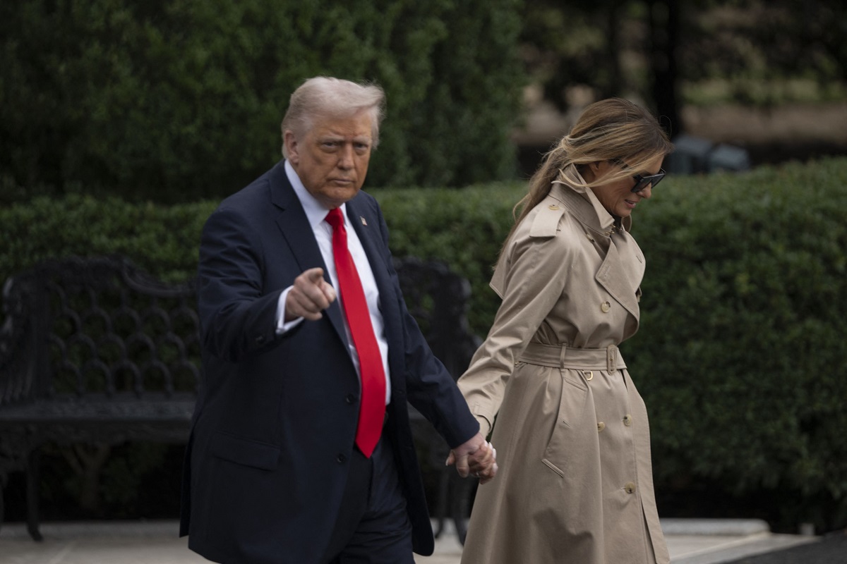 Cât costă trenciul Burberry purtat de Melania Trump la sosirea în Marea Britanie. A făcut o alegere vestimentară stilată și scumpă