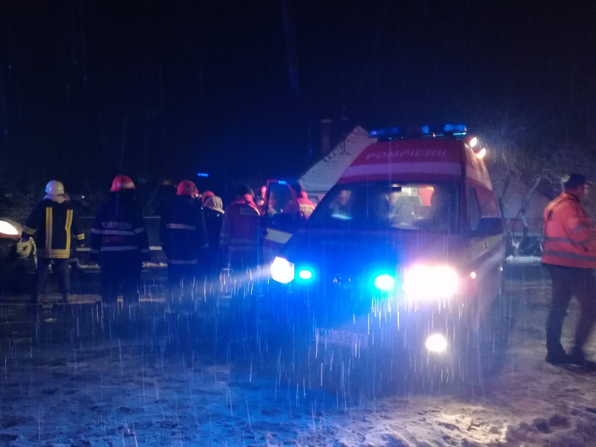 Un mort și 12 răniți într-un accident pe DN7. Un microbuz a intrat în coliziune cu un TIR. Traficul este blocat în apropiere de Lipova