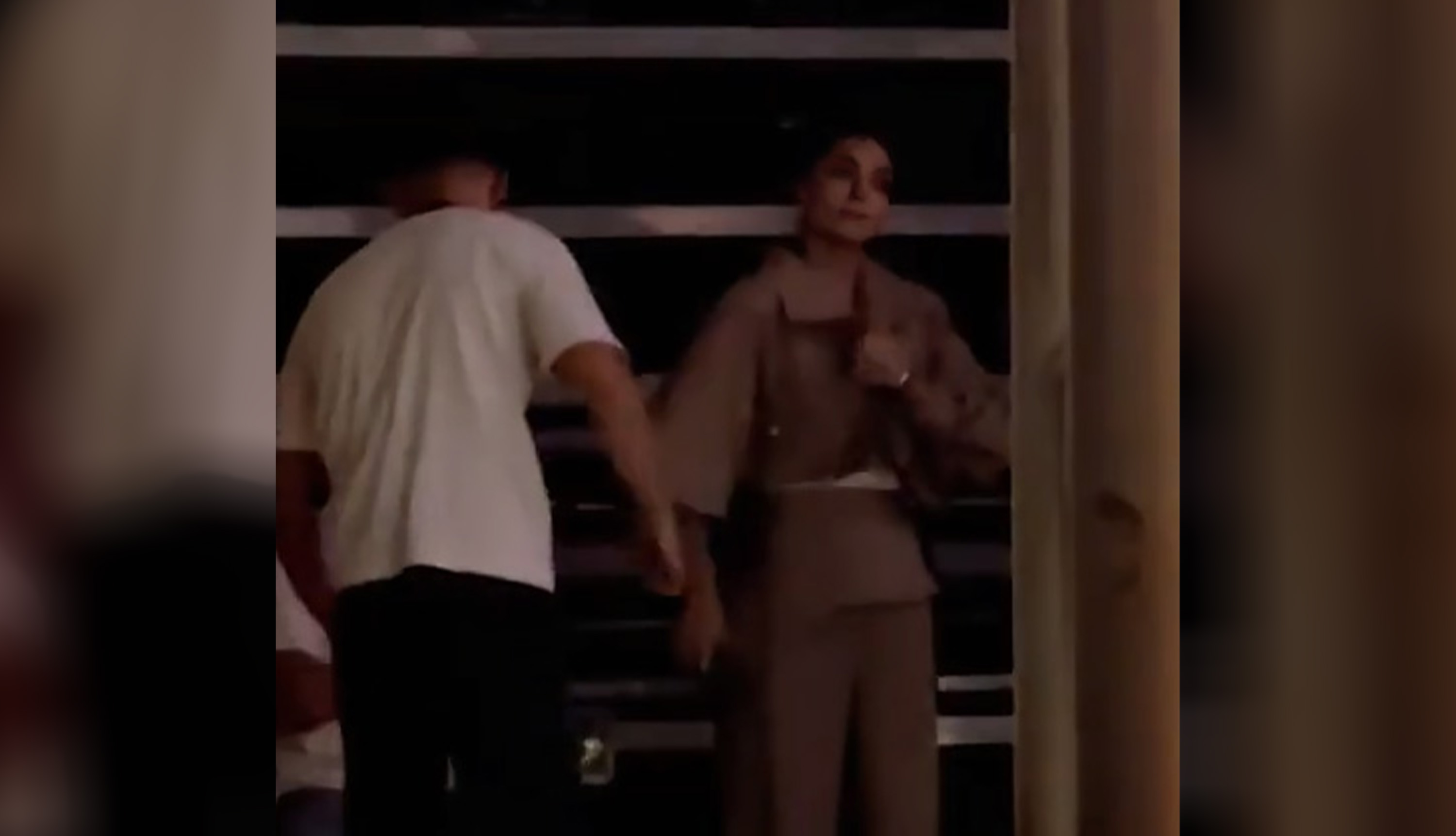 (VIDEO) PEVA NJEGOVU PESMU I NE SKIDA POGLED SA NJEGA Džejla Ramović uhvaćena na koncertu Jakova Jozinovića u Zadru
