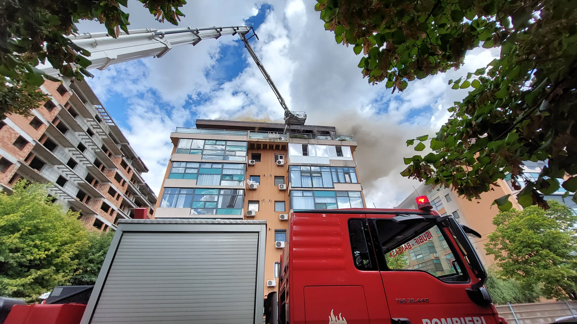 Incendiu puternic la un bloc din Voluntari. Intervin mai multe echipaje de pompieri